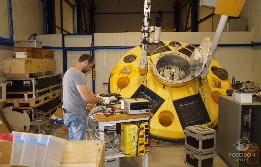 Maintenance of the oceanogrpahic station (buoy) in the laboratory