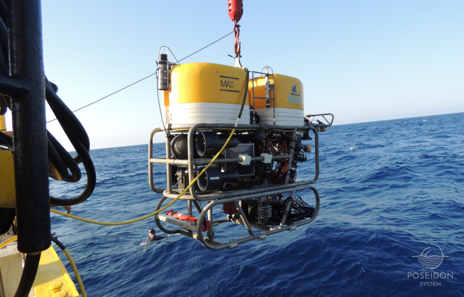 ROV (Remote Operated Vehicle) is diving to the sea for the recovery of the cabled observatory